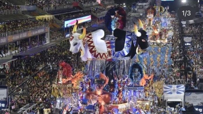 Bois de Parintins são homenageados em desfile de Escola de Samba do Rio de Janeiro
