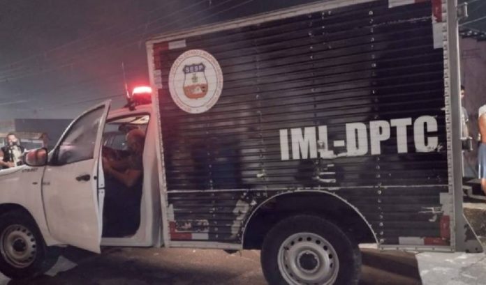Em Manaus, jovem é executado à terçadadas e abandonado em bueiro na zona leste
