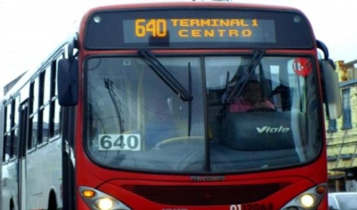 Durante assalto, homem é esfaqueado dentro de ônibus em Manaus
