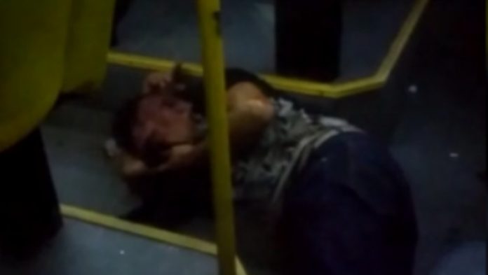 Usuários reagem à assalto dentro de ônibus da linha 640 e descem o cacete em meliante; assista!