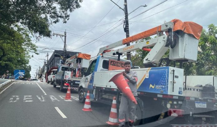 População do Parque 10 bloqueia avenidas para impedir instalação de novos medidores aéreos