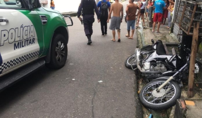 Supostos assaltantes são espancados após serem perseguidos por justiceiro em Manaus