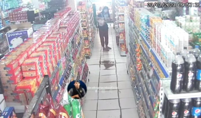 Em Manaus, mulher é filmada roubando peças de carne em açougue no Coroado; veja as imagens