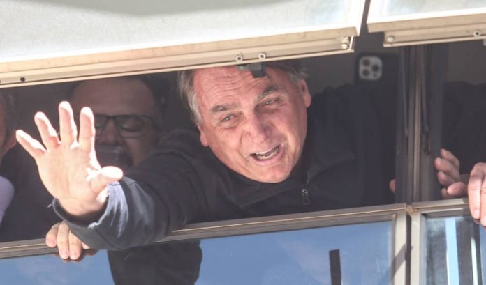 Jair Bolsonaro volta ao Brasil e Polícia Federal vai buscar ex-presidente dentro do avião
