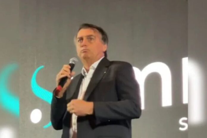 Flávio Bolsonaro anuncia retorno do pai em 15 de março e depois volta atrás
