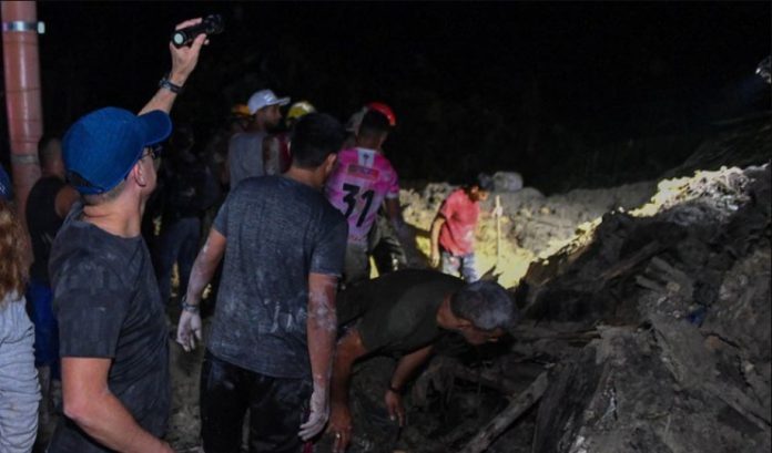 Deslizamento de terra atinge casas no Jorge Teixeira e deixa ao menos oito mortos, em Manaus