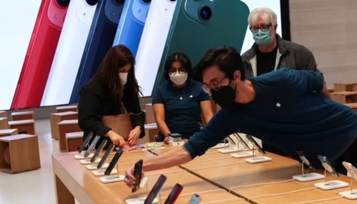 Justiça mantém suspensa a venda de iPhones sem carregador no Brasil