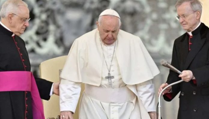 Internado para tratar uma infecção respiratória, papa tem estado de saúde estável; diz Vaticano