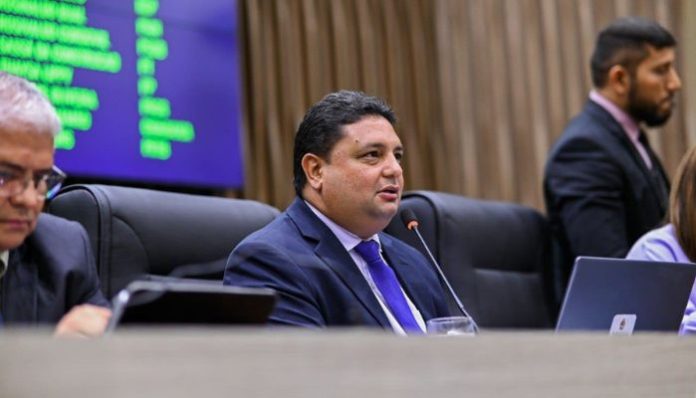 Projeto de Caio André, que proíbe instalação de medidores aéreos, recebe parecer favorável da Comissão de Constituição e Justiça da CMM￼