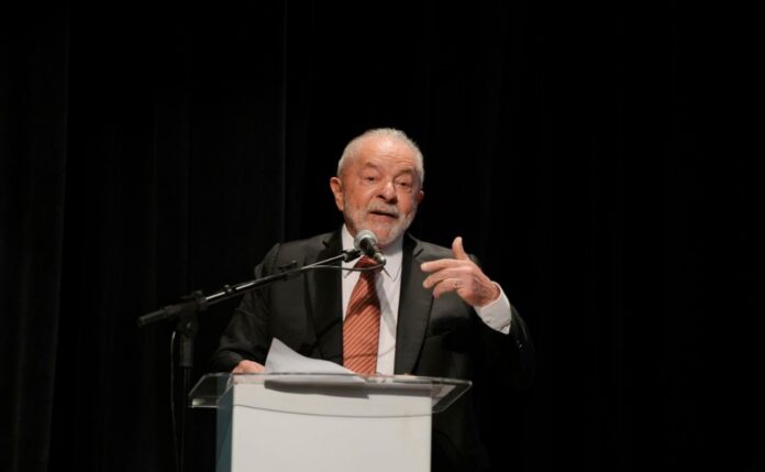 Lula é diagnosticado com pneumonia e adia viagem para a China