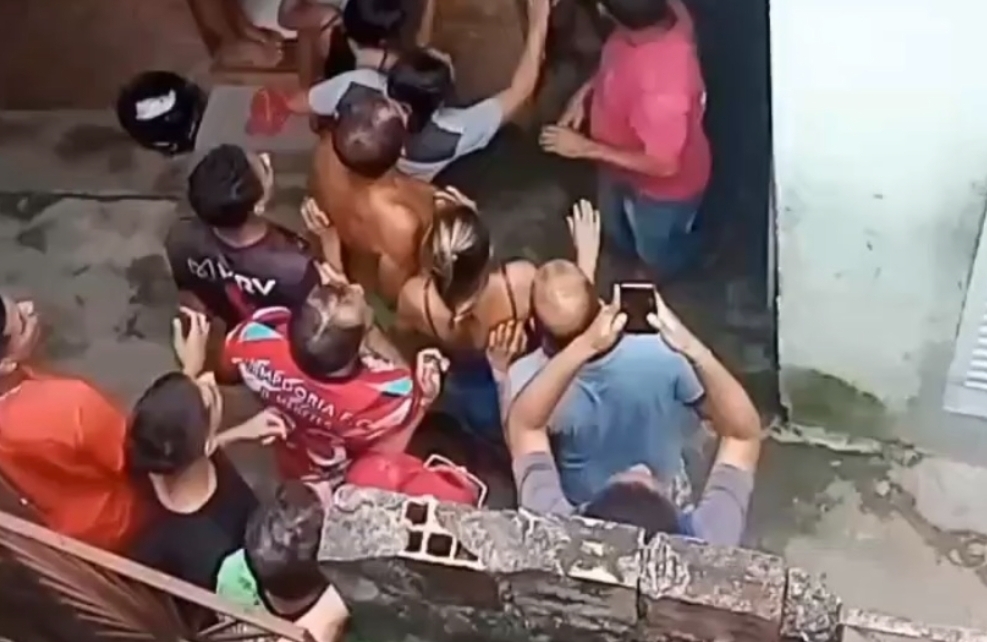 Homem é espancad0 por moradores após tentar sequestrar criança no Mauazinho; veja vídeos