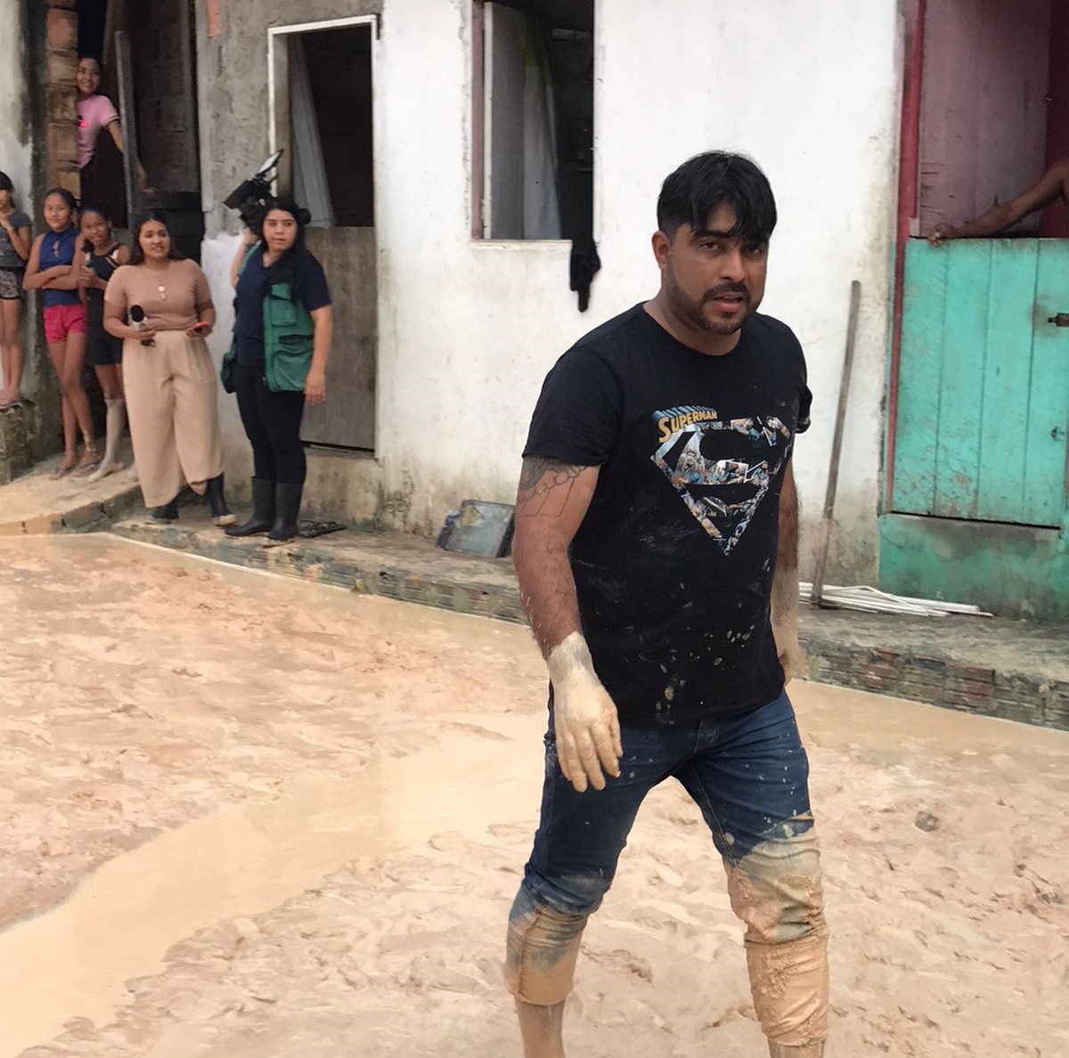 Dione Carvalho visita comunidade Monte Cristo que sofre com deslizamento de terra devido às fortes chuvas 