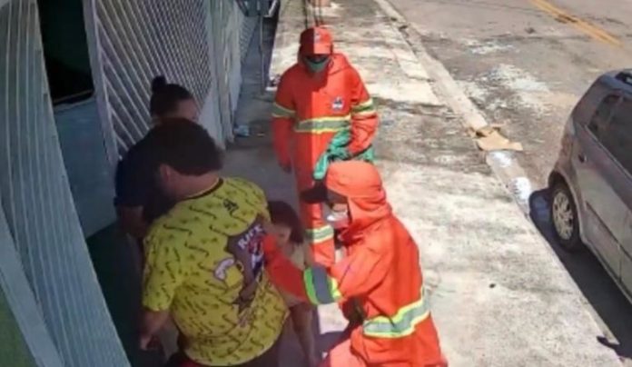 Bandidos disfarçados de garis tentam roubar família