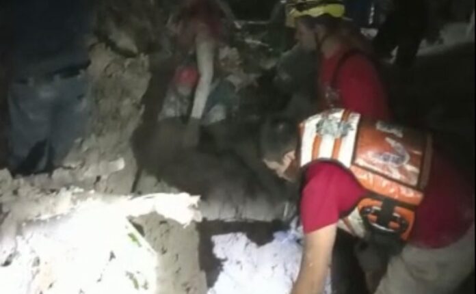 Corpo de mãe e filha são encontrados abraçados após deslizamento de barranco, em Manaus