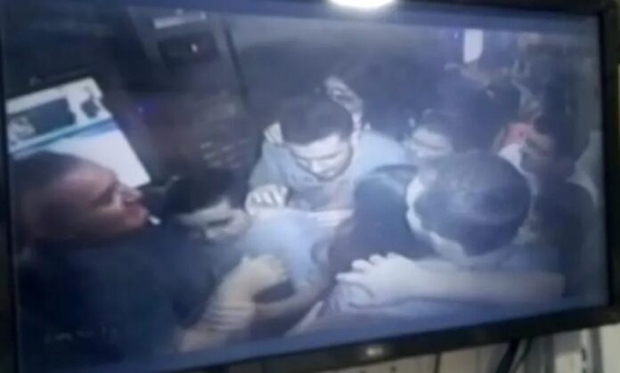 Elevador com 11 pessoas despenca e 3 ficam feridas; assista ao vídeo