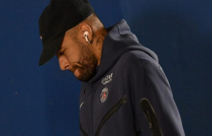 Neymar passará por cirurgia no tornozelo e ficará até quatro meses sem jogar