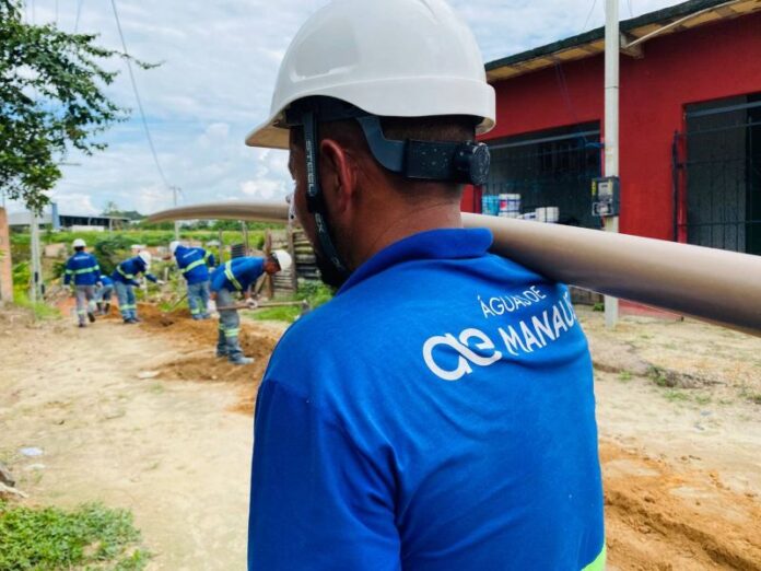 Tarifa 10: faturas de água com valor de R$ 10 começam a ser entregues a famílias em Manaus