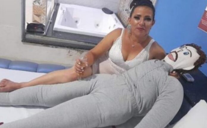Mulher que se casou com boneco de pano diz estar ‘grávida’ do segundo filho