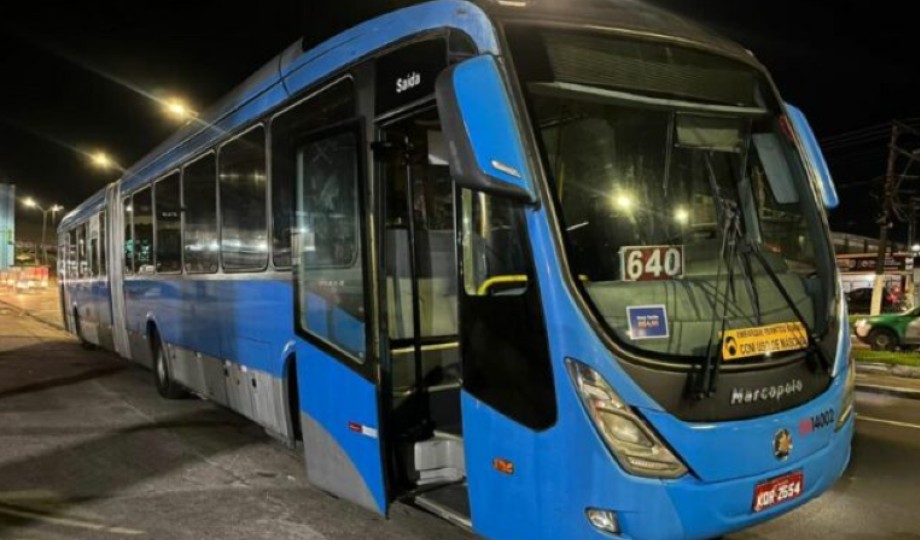 Em Manaus, mulher passa mal após assaltantes invadirem ônibus na zona norte