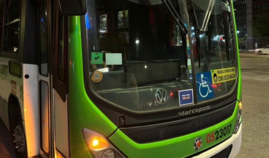 Em Manaus, criminosos tocam o terror durante assalto à coletivo no centro