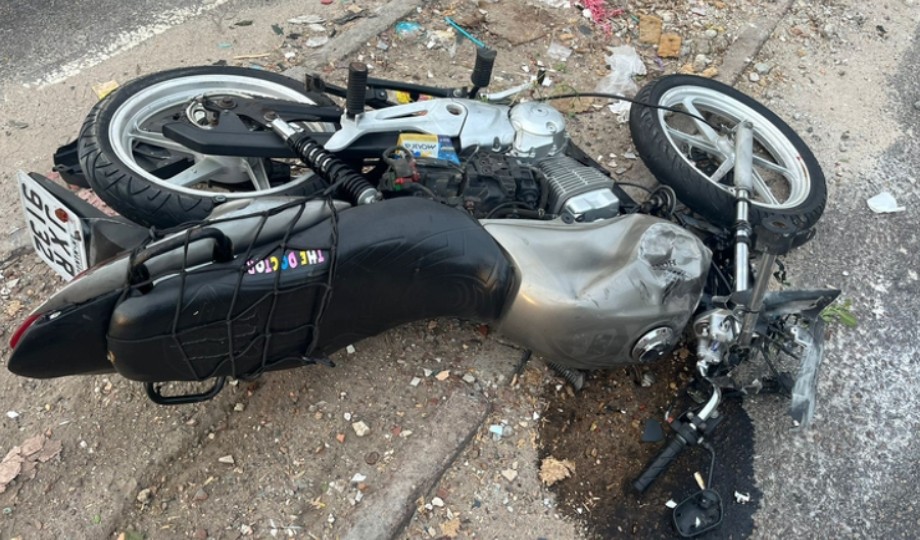 Em Manaus, motoqueiro vem a óbito após ser lançado contra poste de energia no Japiim