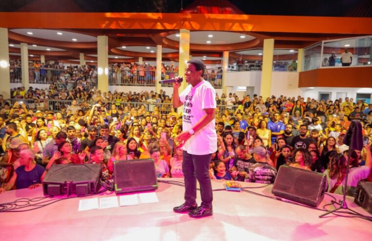 Mais de mil pessoas prestigiam o ‘Tardezinha de Domingo’ com show de Neguinho da Beija-Flor na Casa de Praia