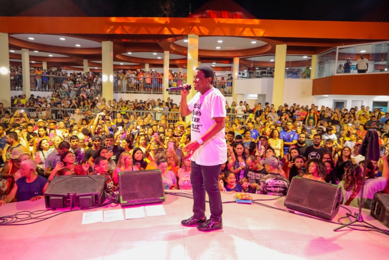 Mais de mil pessoas prestigiam o ‘Tardezinha de Domingo’ com show de Neguinho da Beija-Flor na Casa de Praia
