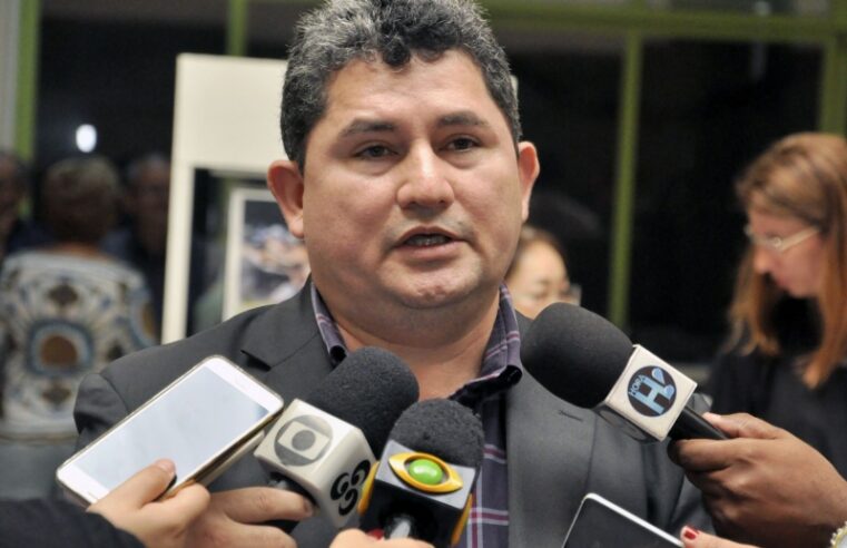 Motorista de app ameaça divulgar fotos íntimas de passageira após ela esquecer celular no carro dele, em Manaus