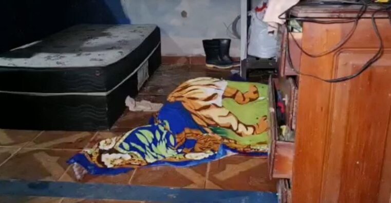 Homem é morto a tiros dentro de casa na Compensa