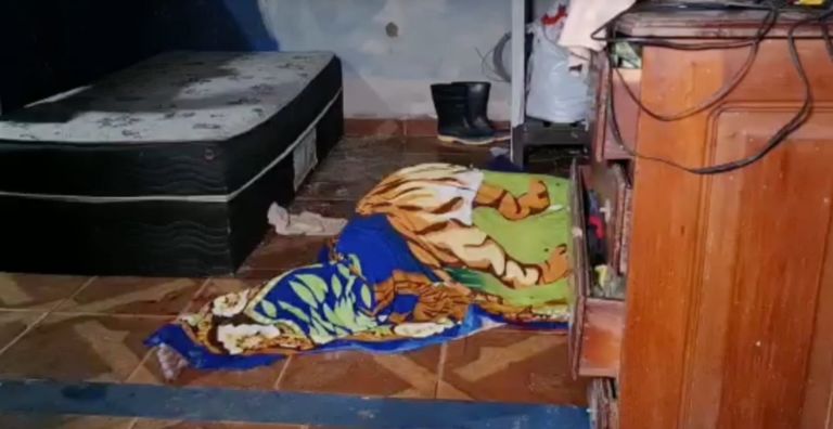 Homem é morto a tiros dentro de casa na Compensa