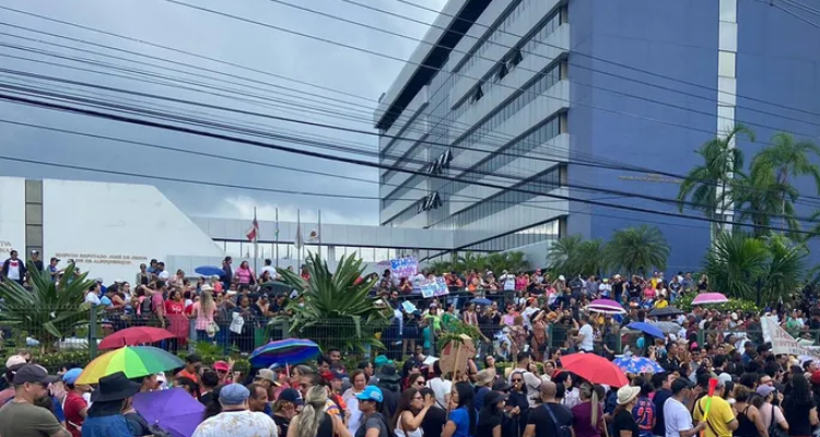 Governo do Amazonas oferece 14% de reajuste salarial aos professores e negocia volta às aulas