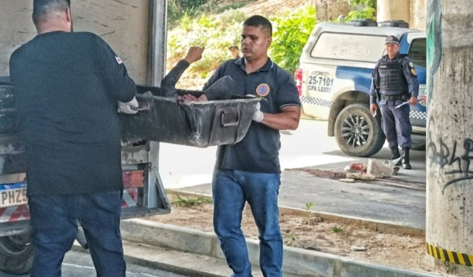 Em Manaus, mulher é achada sem vida com faca cravada no pescoço sob viaduto no Distrito Industrial