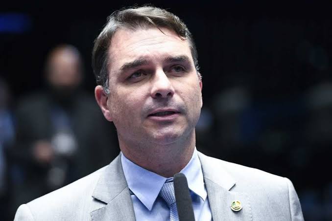 Flávio Bolsonaro é multado em R$ 5 mil por fake news contra Lula