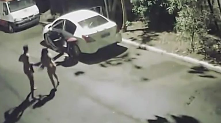 [VÍDEO] Bandidos atrapalham pegação de casal e levam o carro embora; casal ficou nu no meio da rua