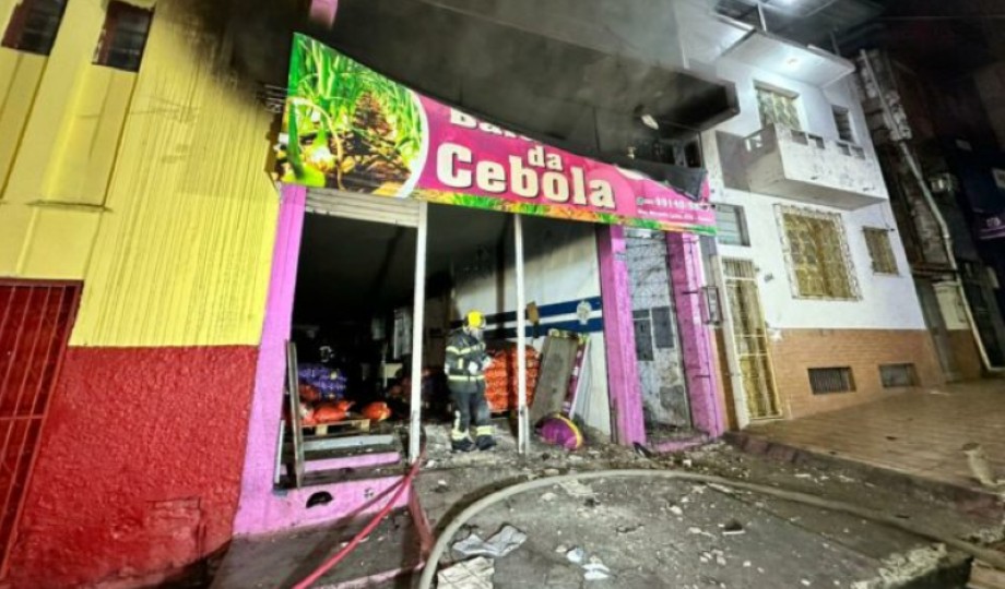 Em Manaus, incêndio atinge estabelecimento localizado no centro da cidade