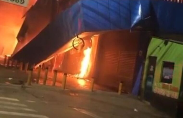 [Vídeo] Chamas destroem duas lojas na Avenida Torquato Tapajós; veja as imagens
