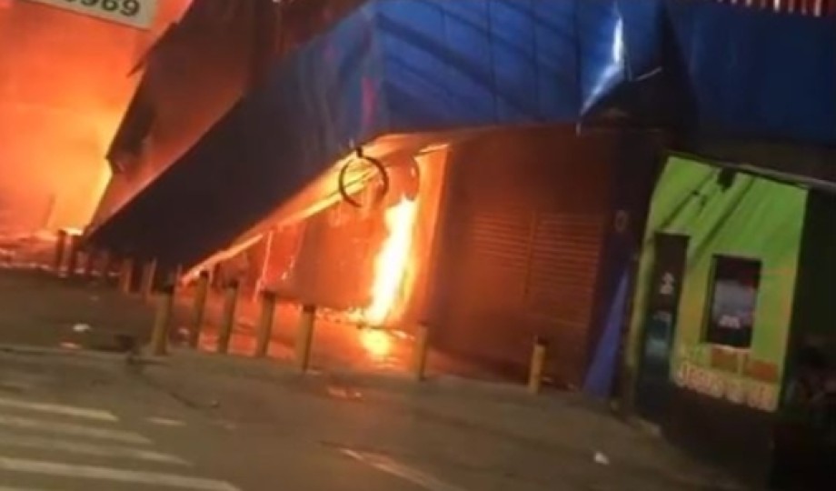 [Vídeo] Chamas destroem duas lojas na Avenida Torquato Tapajós; veja as imagens
