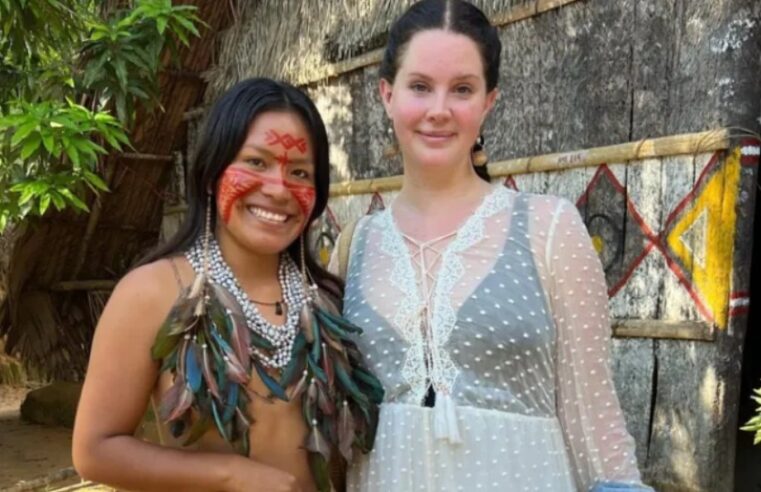 Cantora Lana Del Rey visita Comunidade Indígena e a participa de dança tradicional no Amazonas; veja as imagens