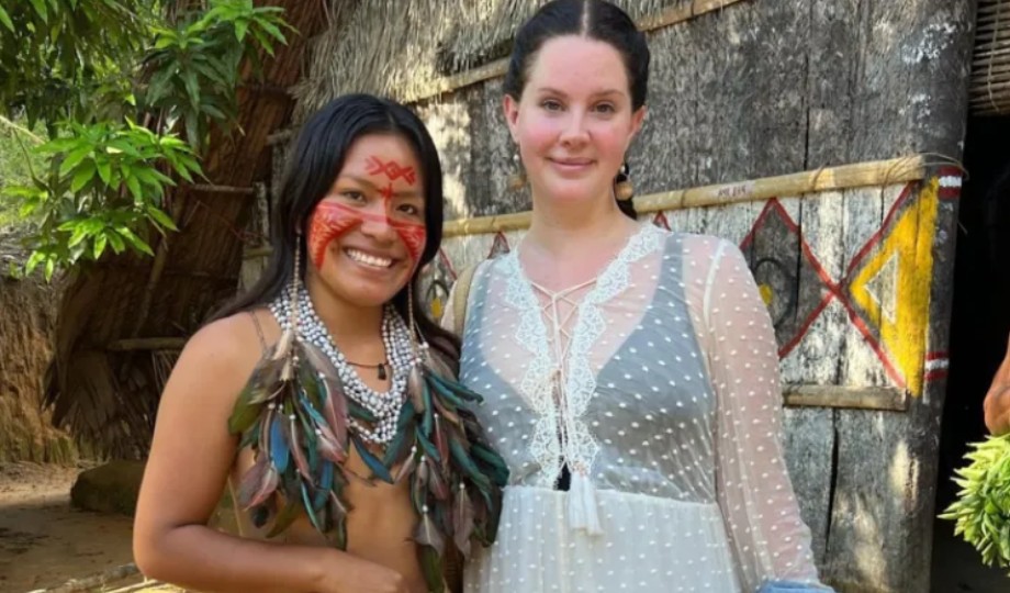 Cantora Lana Del Rey visita Comunidade Indígena e a participa de dança tradicional no Amazonas; veja as imagens
