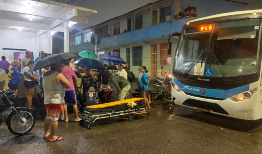 Em Manaus, homem fica ferido após colidir contra ônibus no Mutirão