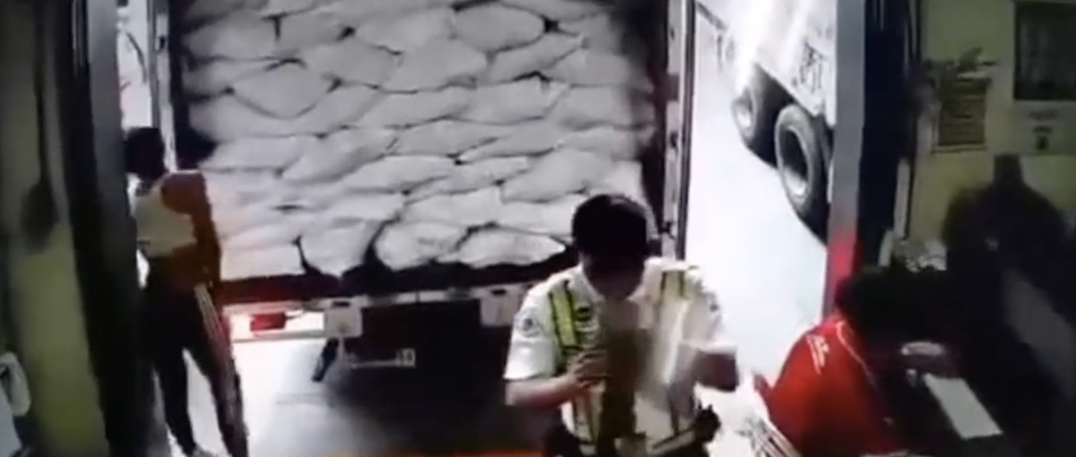 Trabalhadora vai ajudar amigo e acaba sendo esmag4da por caminhão que ele dirigia; veja vídeo