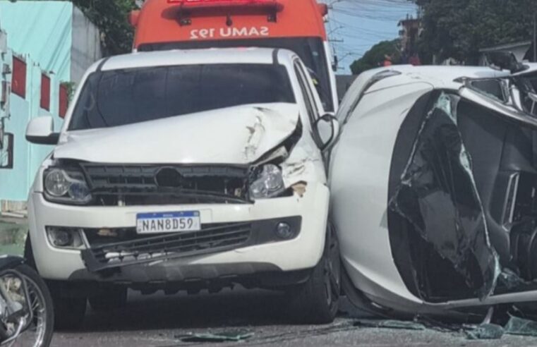 Em Manaus, carro capota e deixa tráfego parado na Avenida Desembargador Gaspar Guimarães
