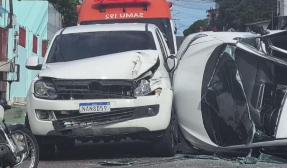 Em Manaus, carro capota e deixa tráfego parado na Avenida Desembargador Gaspar Guimarães