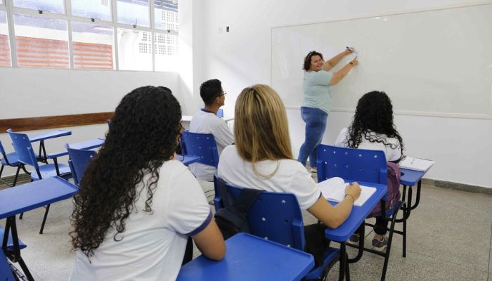 Governo do Amazonas reafirma compromisso com educadores e realiza pagamento de progressões verticais