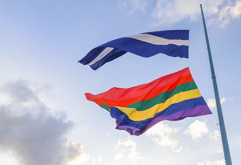 Parintins 2023: Caprichoso e Garantido hasteiam bandeira LGBTQIAPN +