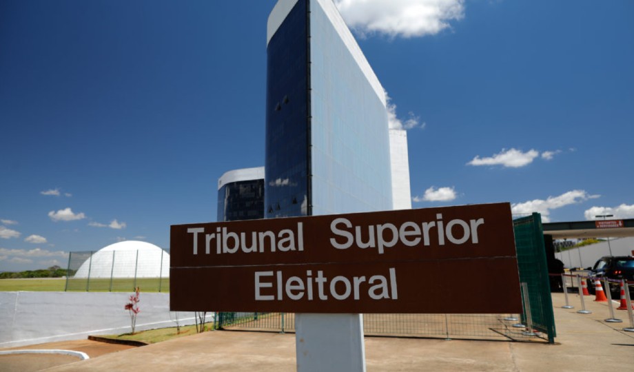 TSE retoma julgamento que pode levar à inelegibilidade de Bolsonaro