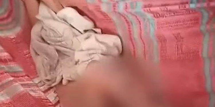 Mãe abandona filho defecado com os irmãos em Manaus