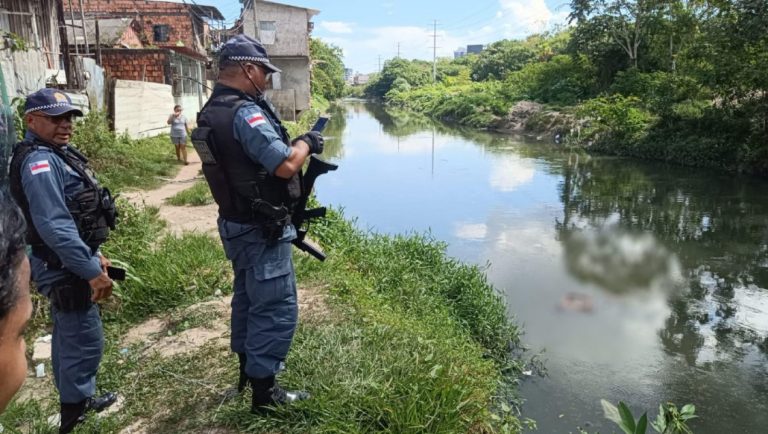 Cadáver é encontrado boiando em igarapé na zona centro-sul da capital amazonense