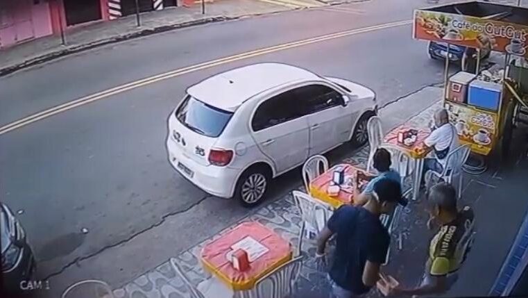 Meliante agride homem por ele não ter aparelho celular para roubar em Manaus; assista!