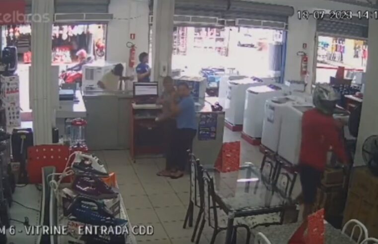 Com medo do pior, funcionárias de loja se abraçam durante ação criminosa no Cidade de Deus; confira o vídeo
